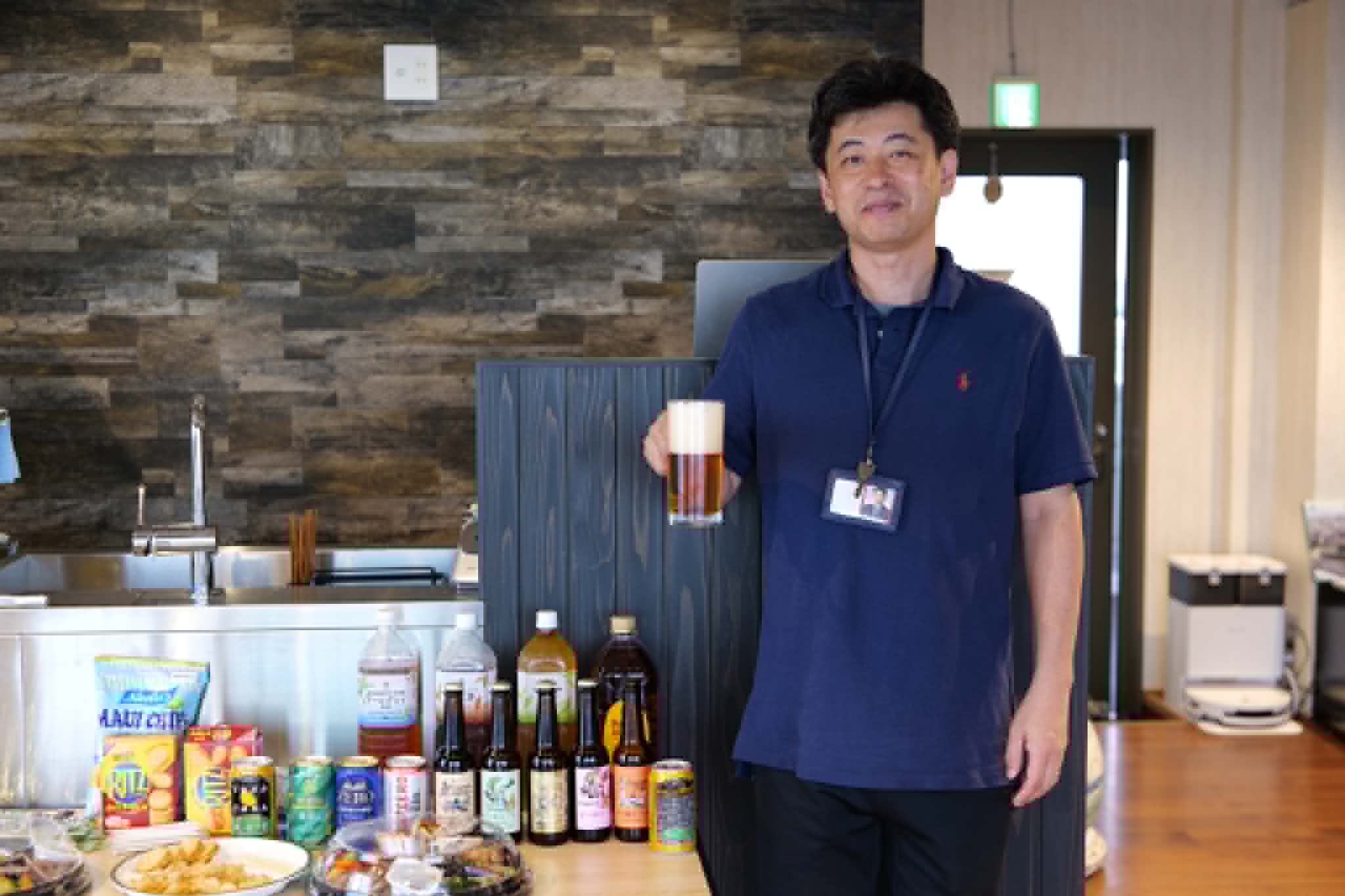 クラフトビールで乾杯する三城雄児