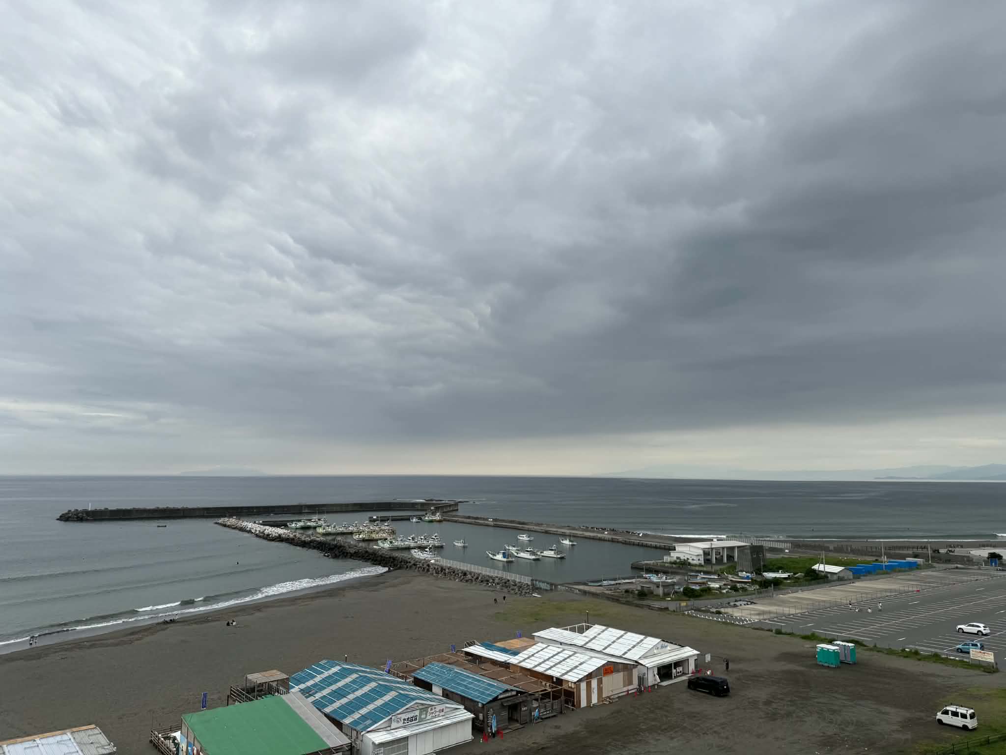 RETURN Chigasakiから望む茅ヶ崎の海と漁港